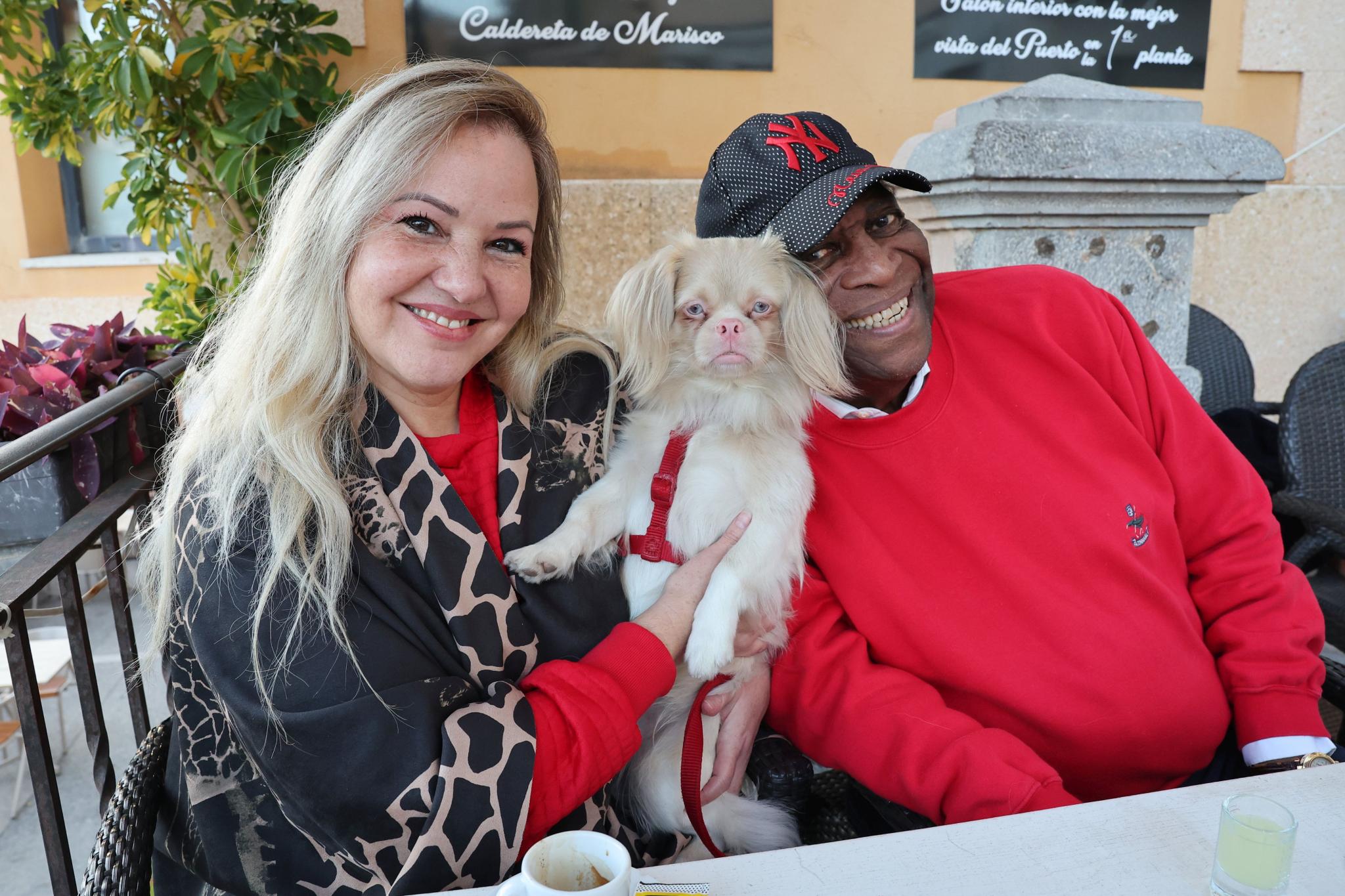 Roberto Blanco und seine Frau Luzandra Strassburg mit ihrem Junghund Principe Blanco, einem Albino-Pekinesen.