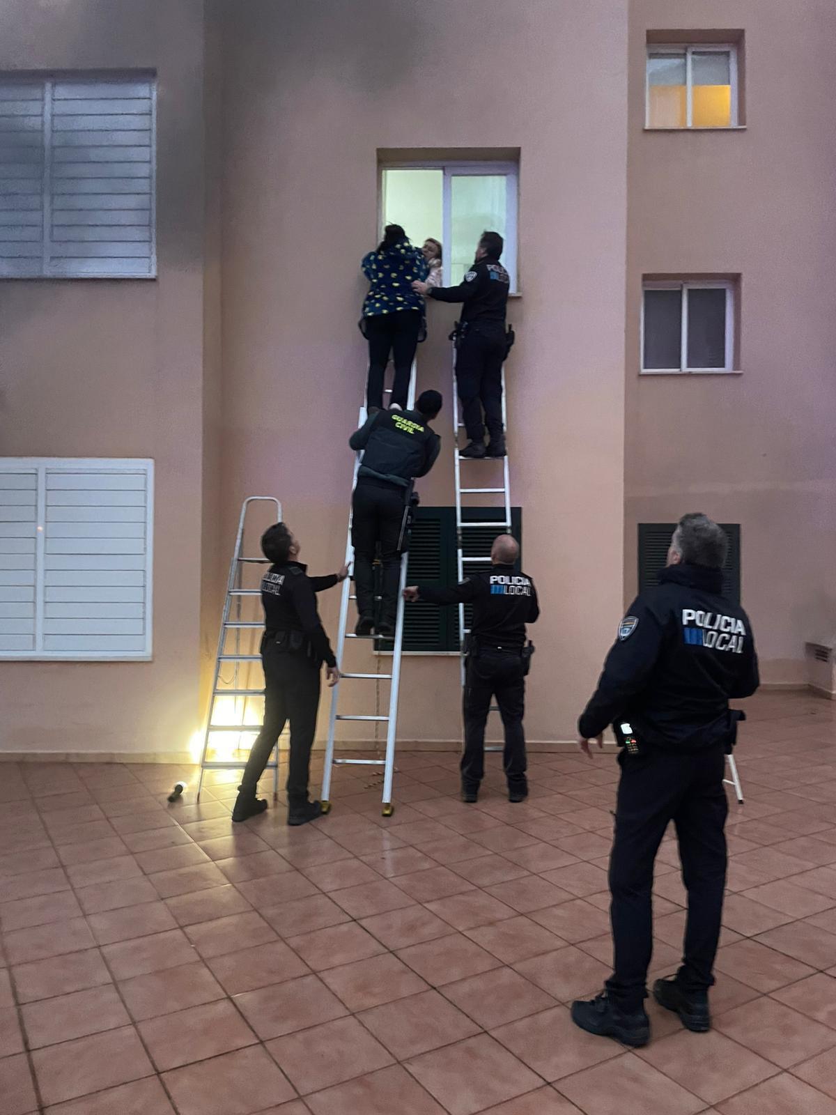 Polizisten bergen einen Bewohner.