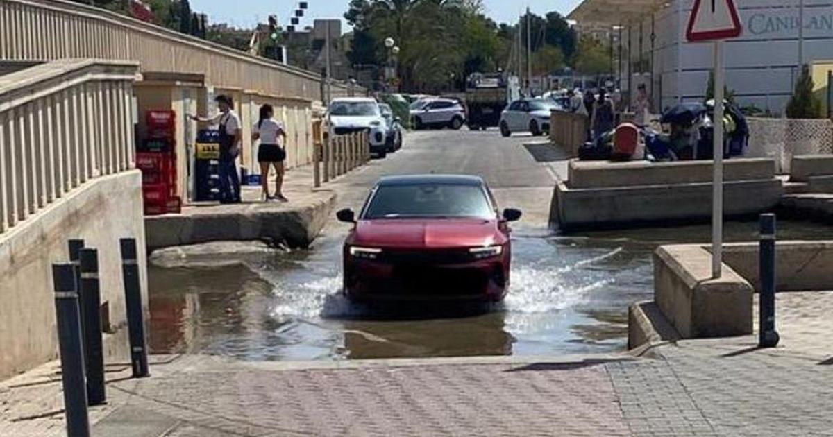 Fehlerhafte Navigation, falscher Gang Wo Autos auf Mallorca durch den Bach fahren, oder halb in