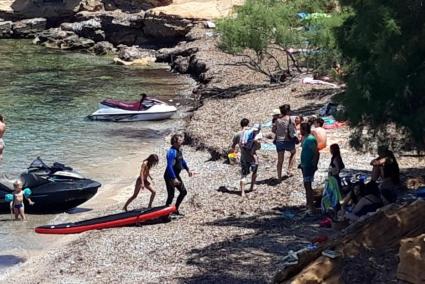 Viele kommen mit Jetskis an den Strand.