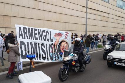 Die Demonstranten forderten unter anderem den Rücktritt Armengols.