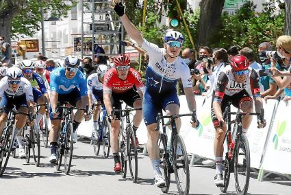 Jubelnd fährt André Greipel in Port d'Alcúdia über die Ziellinie.