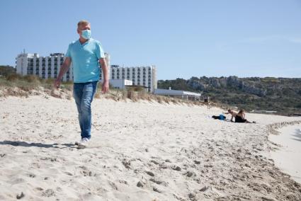 Maskenträger auf einem Strand auf Mallorca.