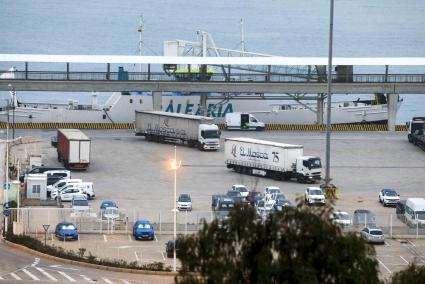 Transportlaster vom Festland bei der Ankunft in Palmas Fährhafen