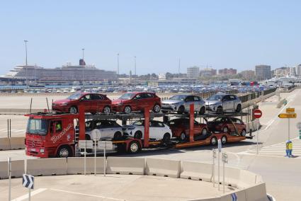 Mietwagen auf einem Sattelschlepper im Hafen von Palma.