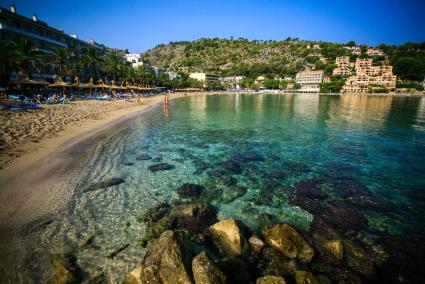 Die Playa liegt am südlichen Rand der Hafenbucht von Sóller.