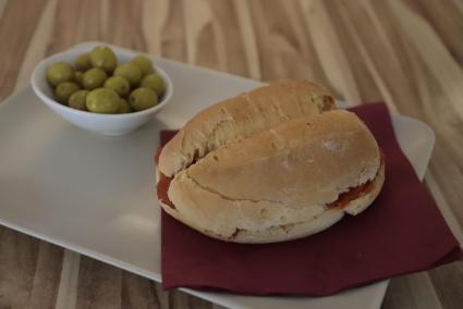 So sieht das Llonguet aus, ein typisch mallorquinisches belegtes Brötchen.