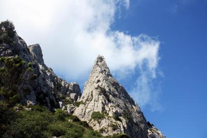 Markant ragt am Westhang des Puig de Galatzó eine Felsspitze in die Höhe.