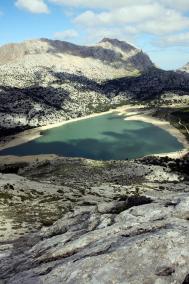 Blick vom Sa Rateta in Richtung Norden. Der höchste Berg der Insel beherrscht die Landschaft. Gut zu erkennen ist der Puig Major (1445 Meter) an der Kuppel der Radaranlage des spanischen Militärs. Im Tal liegt der Stausee Cúber.