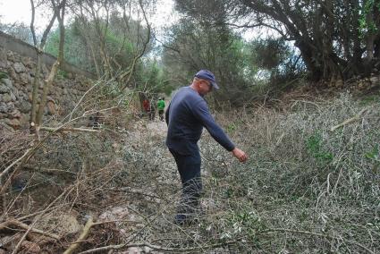 Donnerstag schwärmten Arbeiter aus und reinigten den Torrent ohne Maschineneinsatz.