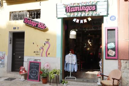 Kiloweise Vintage-Mode kaufen: Das ist im "Flamingos" in Palma möglich.