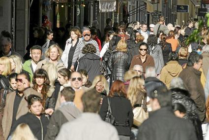 PALMA - GENTE DE COMPRAS EN REBAJAS.