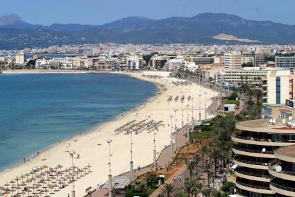 An der Playa de Palma sind bereits Dutzende Hotels geöffnet (Archivbild).