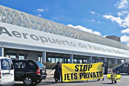 Die Protestler vor dem Flughafen-Gebäude in Palma.