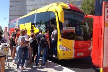 Aerotib-Bus am Flughafen von Mallorca.