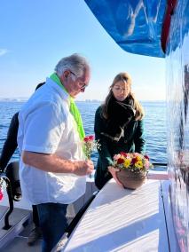 Mirja Helms während der Seebestattung. Der langjähriger Freund eines Verstorbenen erweist ihm die letzte Ehre.