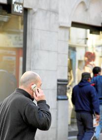 Kartentelefone ohne Vertrag haben ihre Tücken: Wer nicht regelmäßig nachlädt, kann seinen Saldo und seine Nummer verlieren.