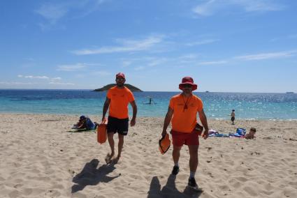 CALVIA - PLAYAS - Playas de Magaluf, a punto.Arranca la temporada turÃ­stica en Magaluf y los socorristas Miguel Lazareno y JosÃ© Alza ya trabajan sin parar. Comentan que en la playa ya tienen montado un 50 % de sombrillas hamacas y velomares ya que el t