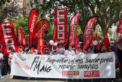 1000 Menschen demonstrieren für mehr Arbeitnehmerrechte und höhere Löhne