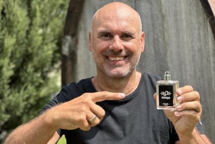 Der Glückstrainer und Unternehmer Stefan Dederichs launcht am 27. Mai in Santanyí sein erstes Parfum auf dem balearischen Markt