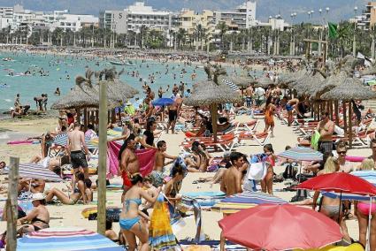 Je voller, desto doller: Dicht bevölkerte Strände sind im Sommer ein gewohntes Bild auf Mallorca.