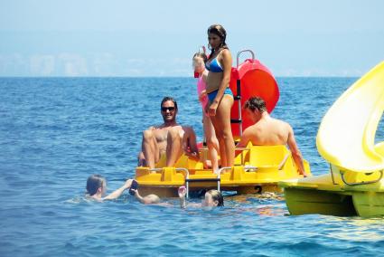 Roger Federer ist gemeinsam mit seiner Familie auf einem Tretboot in Illetes zu sehen