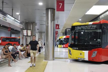 Die meisten rot-gelben Überlandbusse starten am zentralen Busbahnhof am Parc de Ses Estacions in Palma.