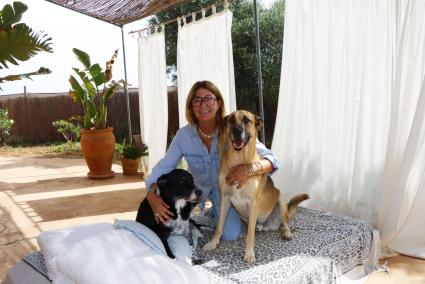 Mit ihren Hunden Rafa (r.) und Tara (l.) und weiteren Tieren wie drei Katzen und drei Hühnern wohnt die Stylistin auf einer abgelegenen Finca bei Binissalem.