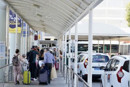 Wie sie im Taxi zum Flughafen von Mallorca betrogen, schildern zwei britische Touristen.