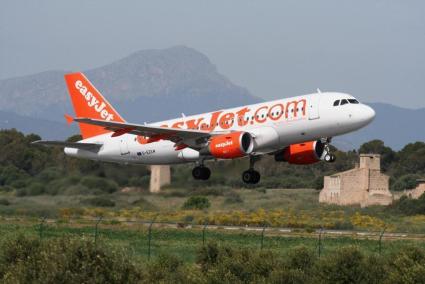 Blick auf ein landendes Easyjet-Flugzeug.