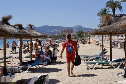 An ihrem letzten Arbeitstag der Saison konnten die Rettungsschwimmer an Palmas Stadtstrand mehrere deutsche Urlauber vor dem Ertrinken retten.