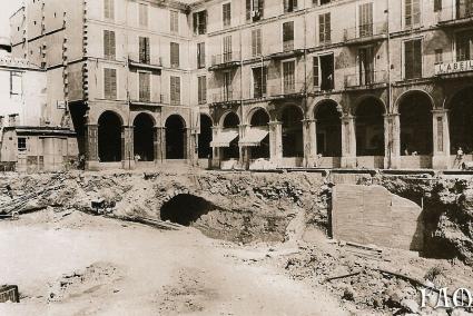 Der Tunnel verläuft unter der Plaça Major, wo ein Teil davon wegen des Baus des Parkhauses verschwand.