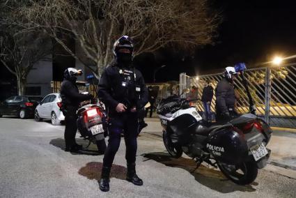 Beamten der Nationalpolizei vor dem besetzten Haus in Palma