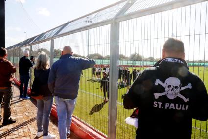 Pauli-Fans am Dienstvormittag (13.2.) auf dem Trainingsgelände von Real Mallorca an der Landstraße von Palma nach Sóller.