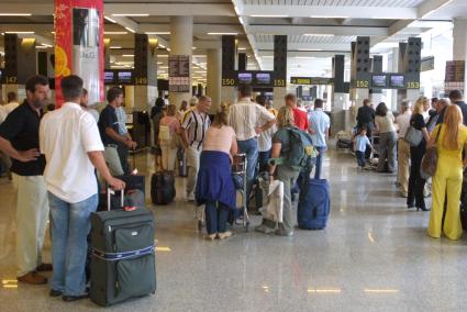 Passagiere im Flughafen von Palma.