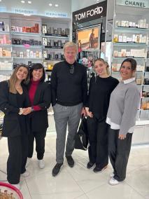 Oliver Kahn (M.) mit den Verkäuferinnen der Parfümerie (v.l.n.r.) Zaira, María Luisa, Ainhoa und Neus.