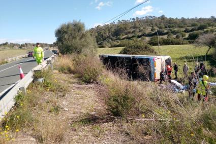 Bei einem schweren Unfall mit einem Reisebus wurden am Montag mehrer Menschen schwer verletzt.