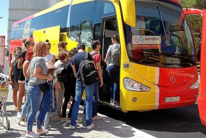 Die Überlandbusse zum und vom Flughafen sind sowohl bei Urlaubern als auch Einheimischen beliebt.