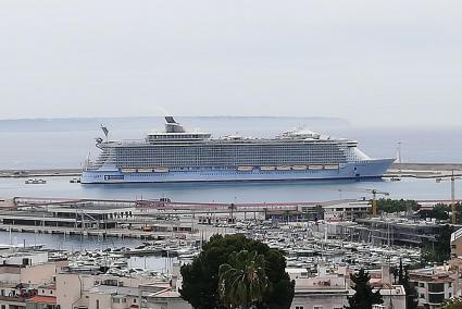 Die "Oasis of Seas" am Montag in Palmas Hafen