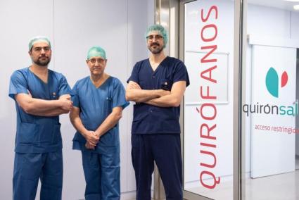 Die Ärzte Álvaro Colino, Fernando Marco Martínez und Alex López führen im chirurgischen Bereich des Krankenhauses Quirónsalud Palmaplanas die Implantation einer modularen umgekehrten Schulterprothese speziell für große Knochendefekte durch.