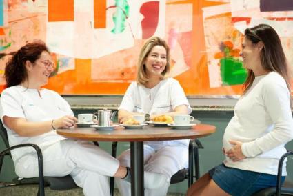 Nachmittagsimbiss der Hebamme in der Cafeteria der Clínica Rotger