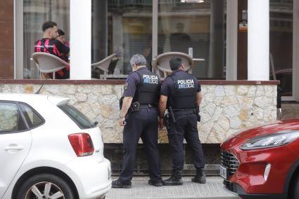 Polizisten vor dem Hotel auf Mallorca, aus dem der Deutsche in den Tod stürzte.