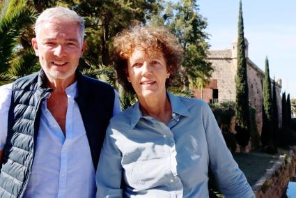 Der aus Worms stammende Herztat-Gründer Roland Werner (l.) und die Freiwillige Jeanine Charpentier (r.) wohnen bereits seit Jahren auf Mallorca.