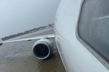 Das Foto zeigt eine Boeing 737, die am Airport von Palma de Mallorca komplett in den Wassermassen steht.