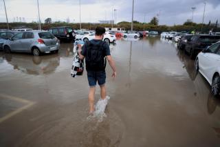 Ein Parkplatz stand komplett unter Wasser.