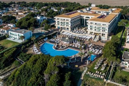 Luftbild vom Palace-Hotel an der Playa de Muro.