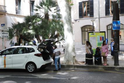 Ein betrügerisches Duo, darunter ein Taxifahrer, hatte es auf Urlauber in Palma de Mallorca abgesehen. (Symbolbild)