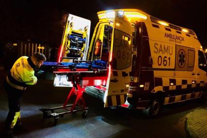 Das Opfer musste zahlreichen Knochenbrüchen ins Krankenhaus transportiert werden. (Archivbild)