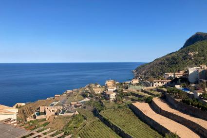 Unendlich viel Wasser vor der Nase, aber leere Brunnen: Die Berggemeinde Banyulbafar muss kräftig Trinkwasser sparen.