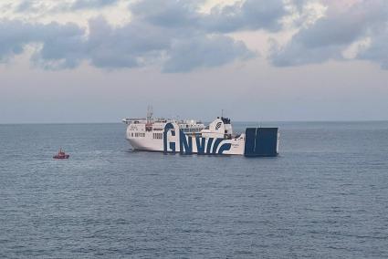 Die Tenacia liegt nach dem Feuer zwischen Valencia und Palma.